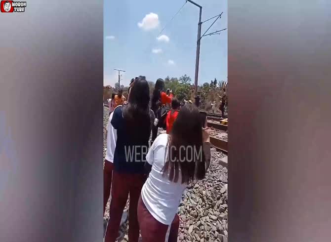 Video :While snapping a selfie, a woman was struck by a speeding train (Warning - frightening)